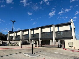 8120 Stillmeadow Ct, Unit 1B in Laredo, TX - Building Photo