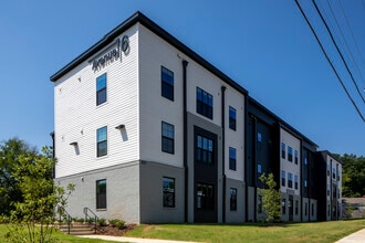 Avenue 6 - Luxury Apartments Downtown Huntsville in Huntsville, AL - Foto de edificio - Building Photo