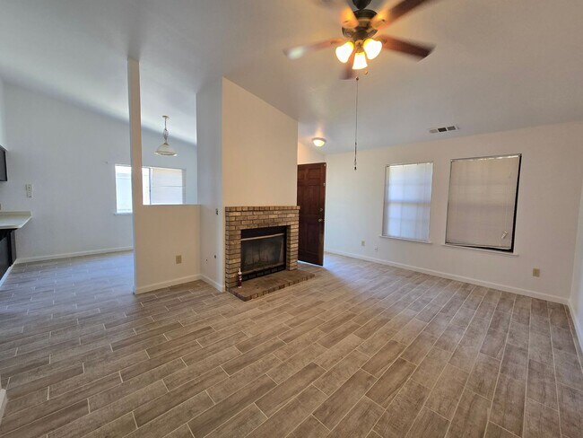2285 N 10th Ave in Hanford, CA - Building Photo - Building Photo