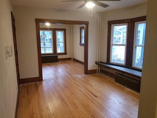 2045 E Washington Ave, Unit 1 in Madison, WI - Building Photo - Building Photo