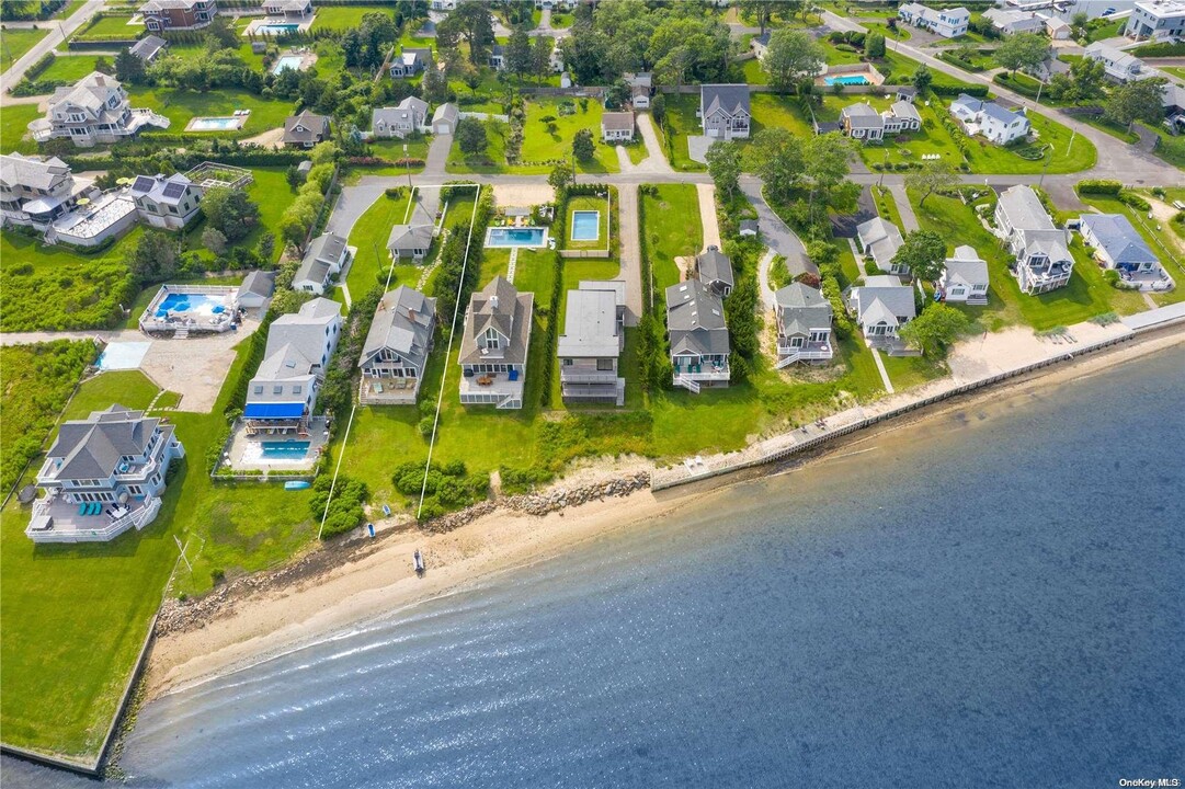 21 Bayside Ave in East Quogue, NY - Building Photo