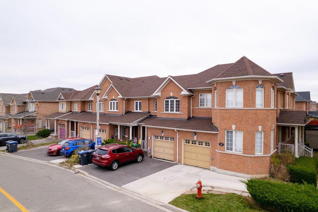 24 Lacebark Crt in Brampton, ON - Building Photo