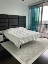 1080 Peachtree St NE, Unit 2215 in Atlanta, GA - Foto de edificio - Building Photo