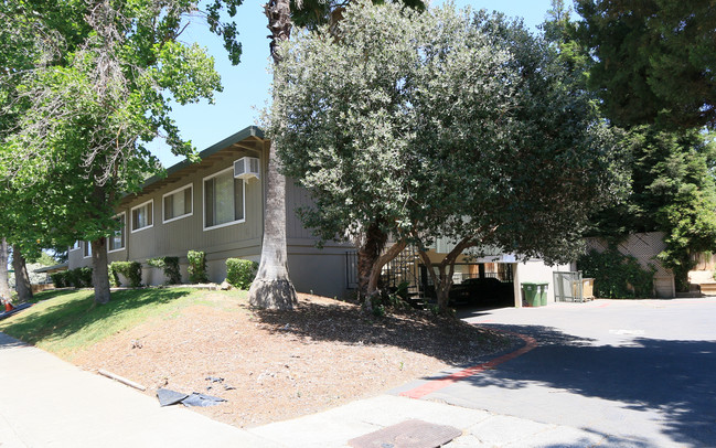 1443 Wake Forest Dr in Davis, CA - Building Photo - Building Photo