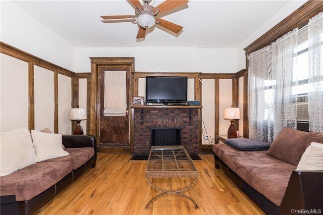 36 Echo Ave in New Rochelle, NY - Building Photo - Building Photo