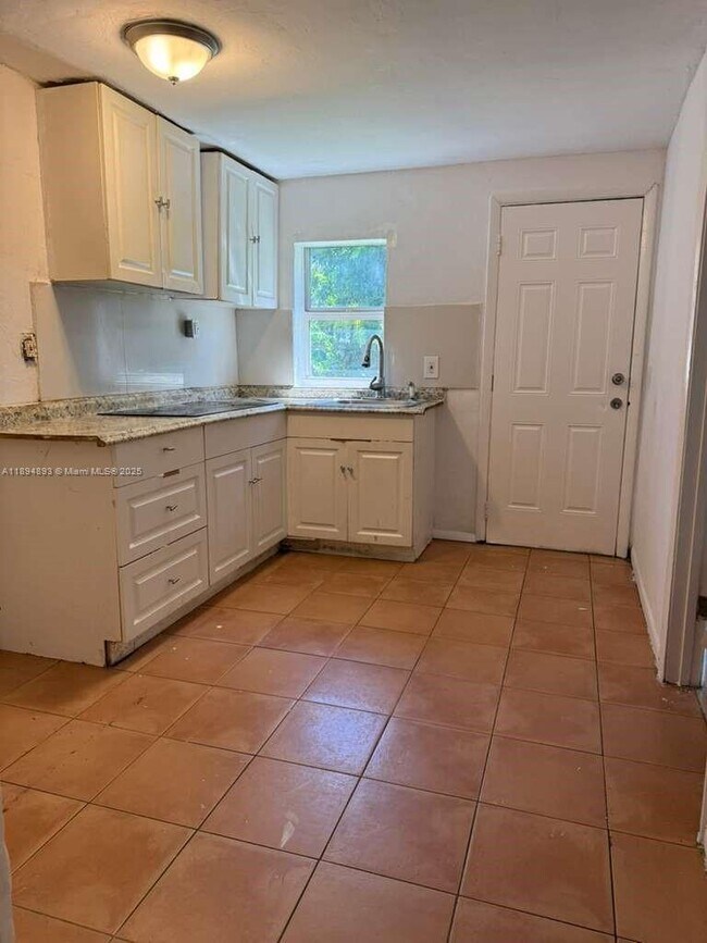 1030 NW 106th St in Miami, FL - Building Photo - Building Photo