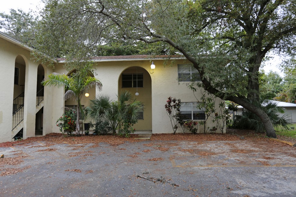 Mickens Apartments in West Palm Beach, FL - Foto de edificio