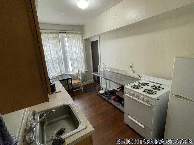 127 Sutherland Rd, Unit m in Boston, MA - Foto de edificio - Building Photo