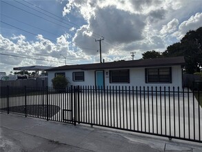 4930 E 9th Ct in Hialeah, FL - Building Photo - Building Photo