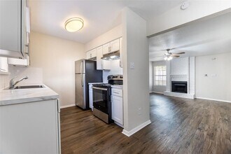 210 W Lake Dr in Taylor, TX - Building Photo - Building Photo