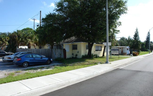 Avon Crest Mobil Home Park in Pinellas Park, FL - Building Photo - Building Photo