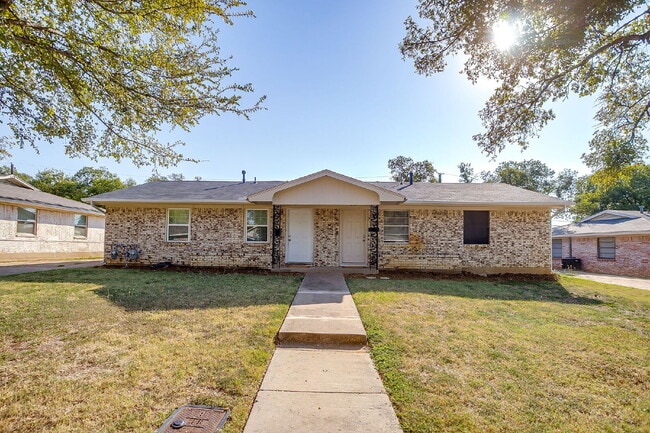 2517 Normont Cir in Fort Worth, TX - Building Photo - Building Photo