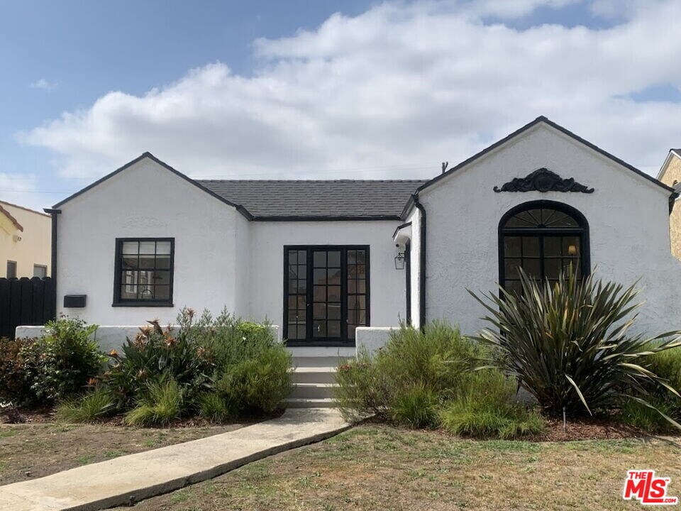 2032 W 80th St in Los Angeles, CA - Building Photo