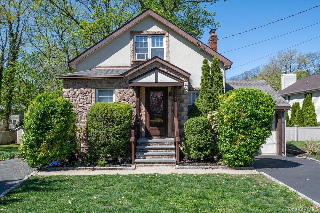 3 Woodmere Ln in Glenwood Landing, NY - Building Photo