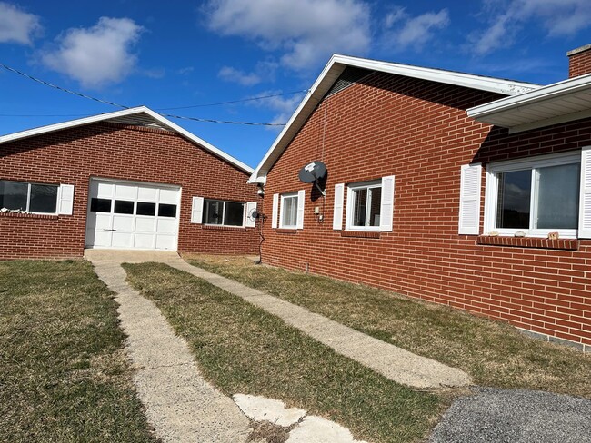 444 Victory Ln in Elk Creek, VA - Foto de edificio - Building Photo