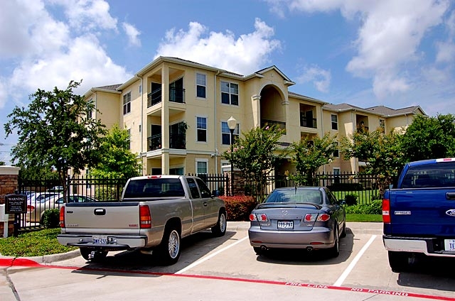 Gateway Park Apartments in Arlington, TX - Building Photo