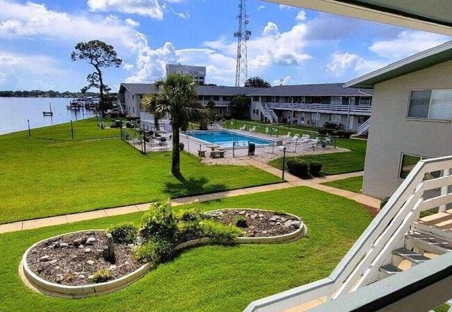 726 Eglin Pkwy in Fort Walton Beach, FL - Building Photo - Building Photo