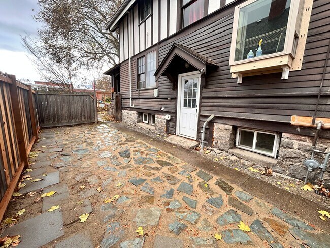 property at 1030 W Spofford Ave