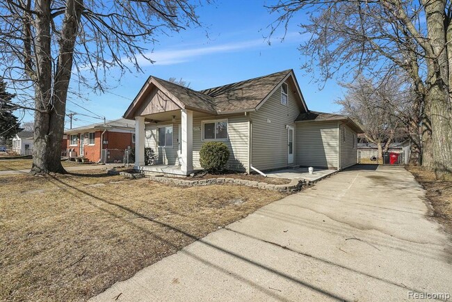17511 Castle St in Roseville, MI - Building Photo - Building Photo
