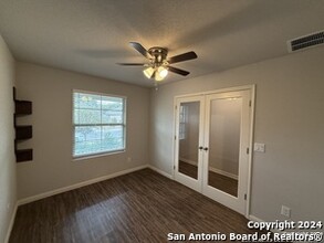 8218 Broussard in San Antonio, TX - Foto de edificio - Building Photo