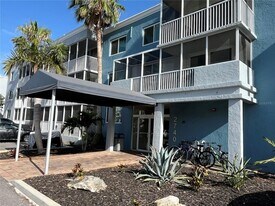 2740 Coconut Bay Ln, Unit 3210 in Sarasota, FL - Building Photo