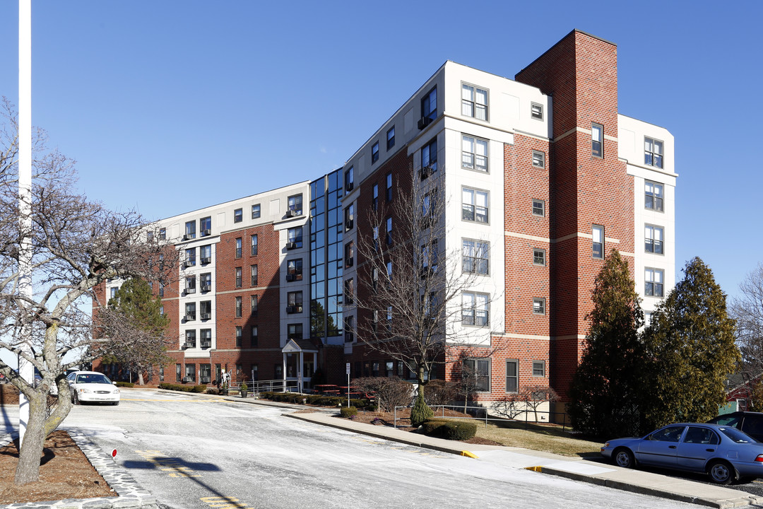 Admiral's Tower Co-op in Chelsea, MA - Foto de edificio