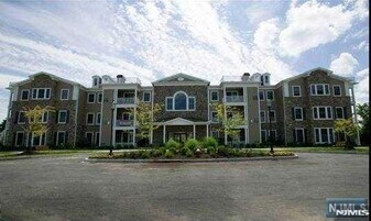 5 Tenakill Park E, Unit 106 in Cresskill, NJ - Building Photo