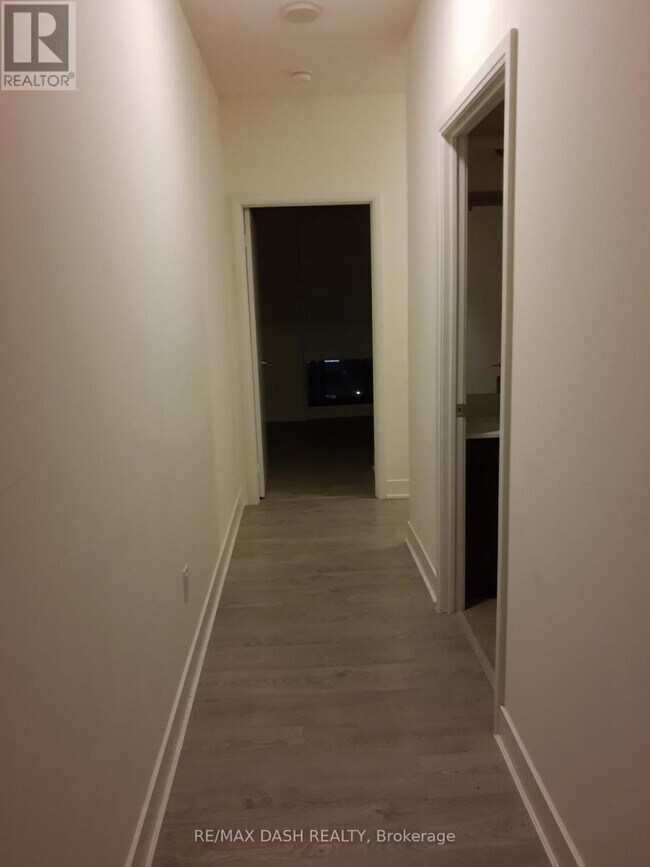 30 Roehampton Ave in Toronto, ON - Building Photo - Building Photo