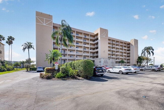 7076 Huntington Ln, Unit 5070 in Delray Beach, FL - Foto de edificio - Building Photo