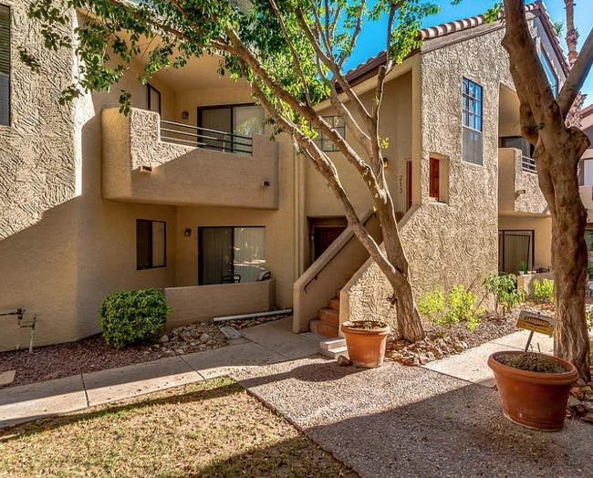 10301 N 70th St in Paradise Valley, AZ - Foto de edificio - Building Photo
