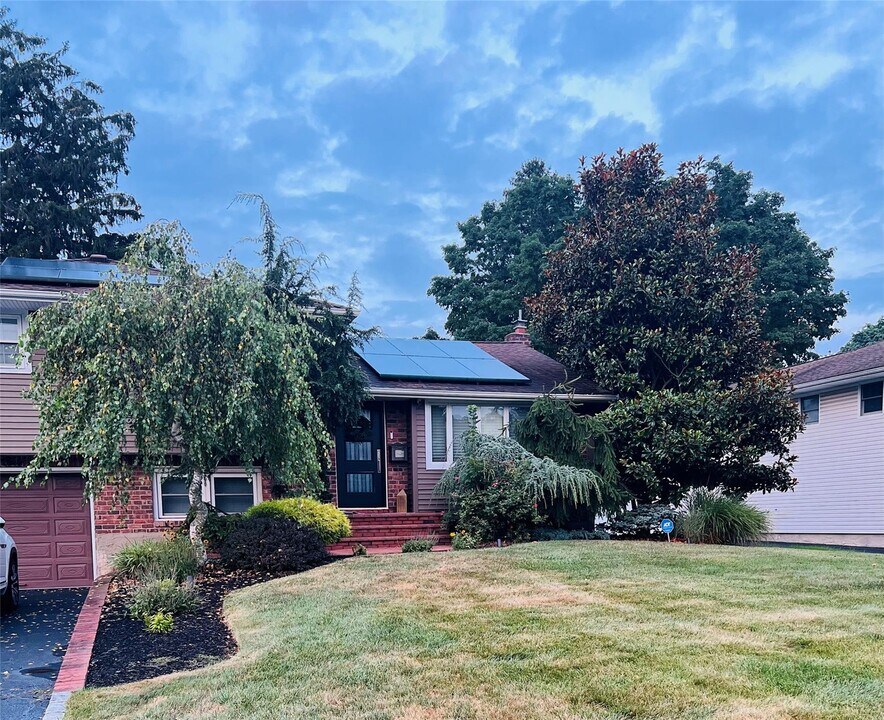5 Crabapple Ln in Commack, NY - Building Photo