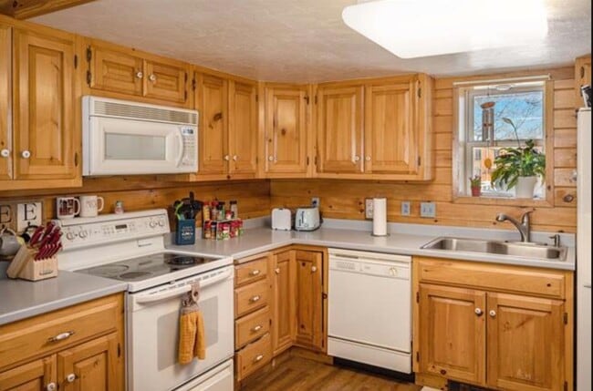 48 Pine St in Hopkinton, NH - Building Photo - Building Photo