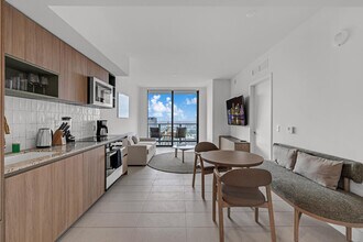 601 NE 1st Ave in Miami, FL - Building Photo - Building Photo