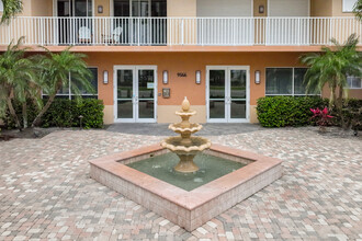 MANATEE RESORT in Naples, FL - Foto de edificio - Building Photo