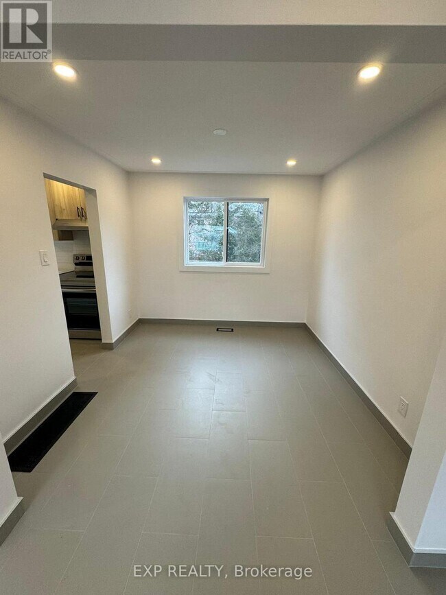 2434 Clover St in Ottawa, ON - Building Photo - Building Photo