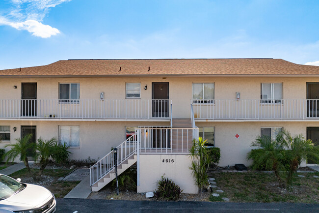 Skyline Manor Condos in Cape Coral, FL - Building Photo - Building Photo