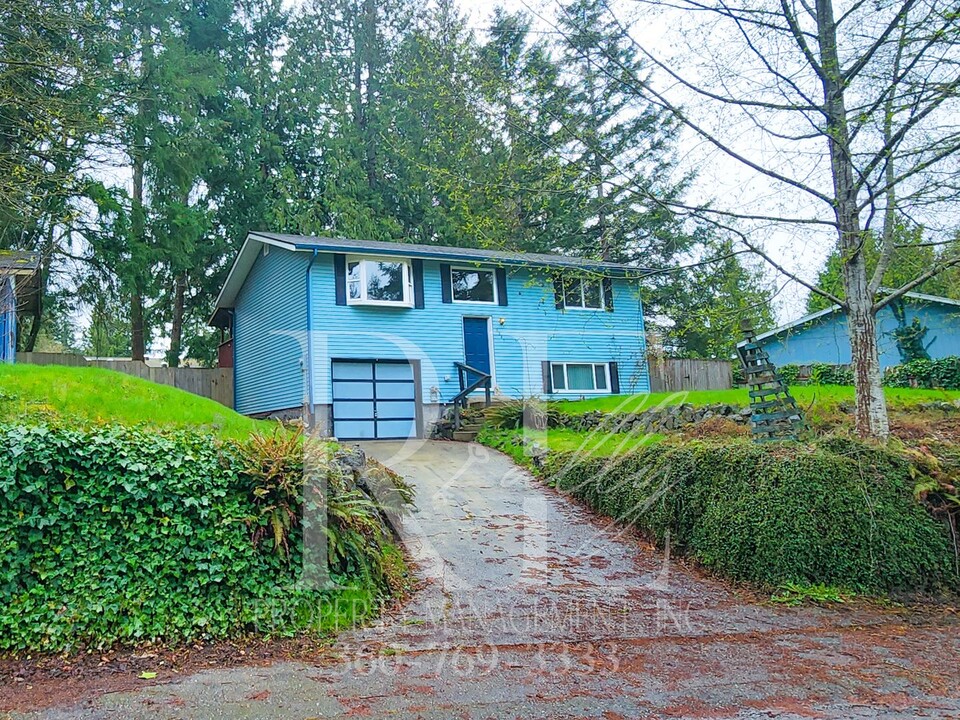 6845 E Cascade Dr in Port Orchard, WA - Building Photo