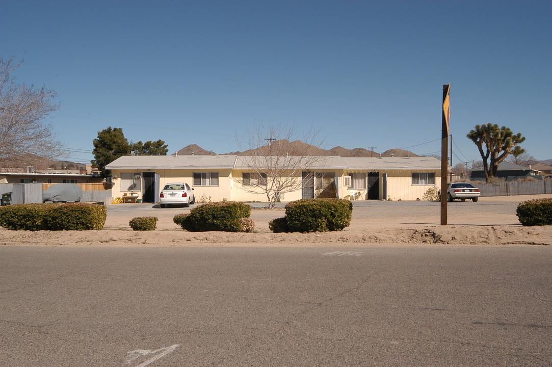 15775-15779 Pohez Rd in Apple Valley, CA - Building Photo