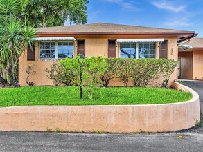 747 Whippoorwill Ln in Delray Beach, FL - Building Photo - Building Photo