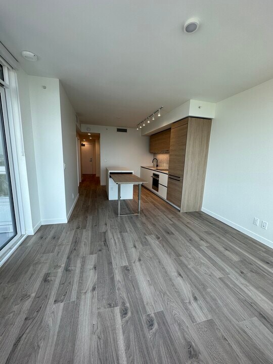 10448 University Dr in Surrey, BC - Building Photo