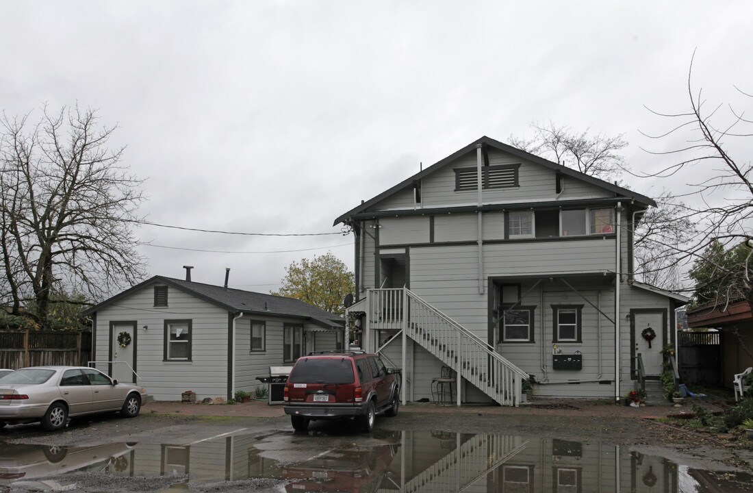 311 Lakeville St in Petaluma, CA - Building Photo