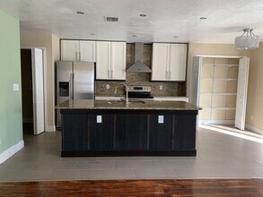 2220 Heathwood Cir in Orlando, FL - Building Photo - Building Photo