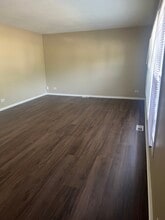 303 E Valley Ln, Unit 303 in Arlington Heights, IL - Building Photo - Building Photo