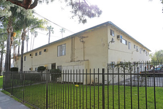 Royal Palms in Canoga Park, CA - Foto de edificio - Building Photo