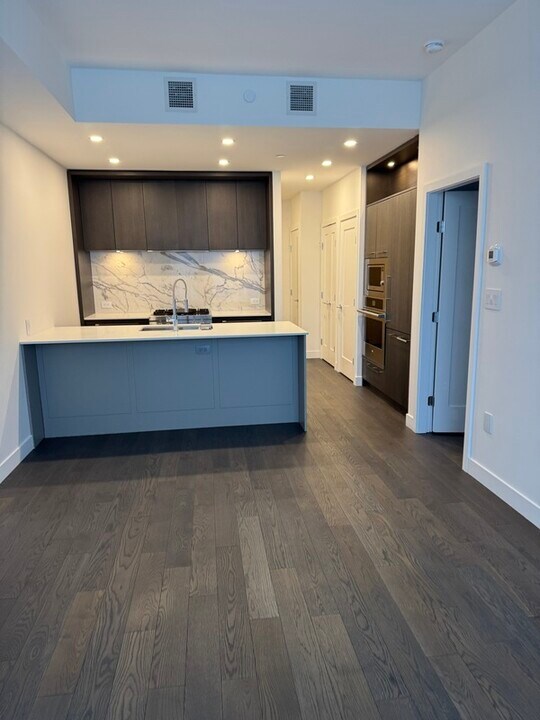 3389 Lakeshore Rd in Kelowna, BC - Building Photo