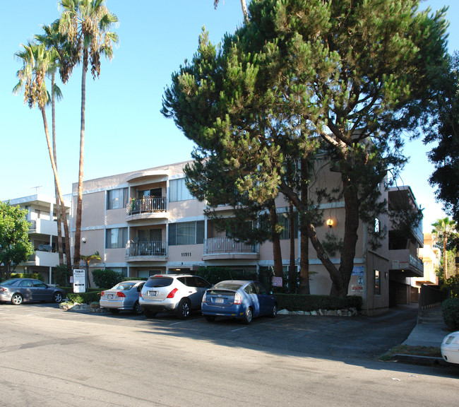 Weddington Mid-Rise in Valley Village, CA - Building Photo - Building Photo