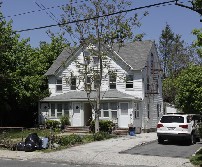 33 Hicks Ln in Great Neck, NY - Foto de edificio - Building Photo
