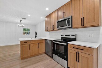 5518 Pine Cir NE in St. Petersburg, FL - Building Photo - Building Photo