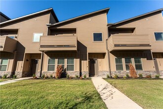 2196 W Million Ln in Fayetteville, AR - Foto de edificio - Building Photo