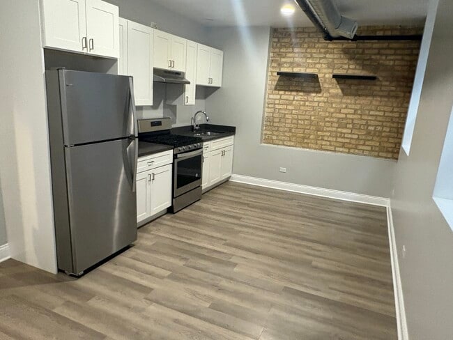 1369 W Greenleaf Ave in Chicago, IL - Building Photo - Building Photo